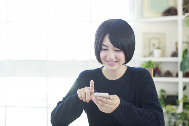 スマホを操作する女性