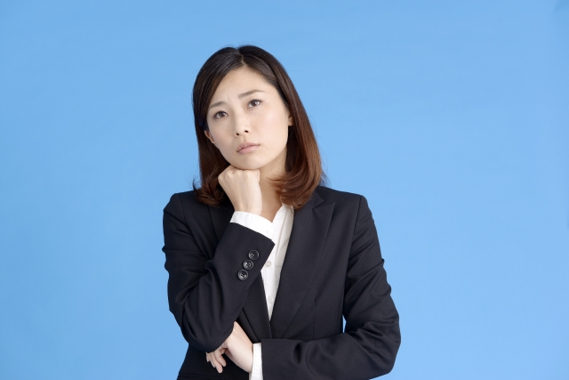 考える女性