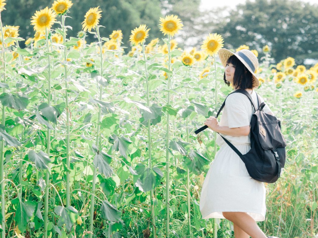 ひまわり畑の女性