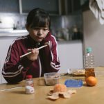 残りものを食べる女性