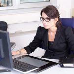 パソコンを使うメガネの女性