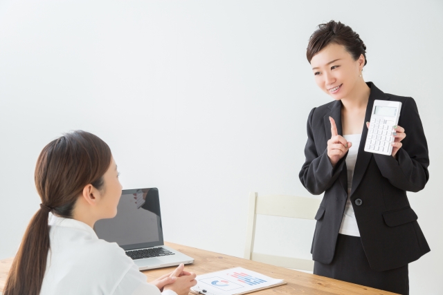 電卓を持つ女性