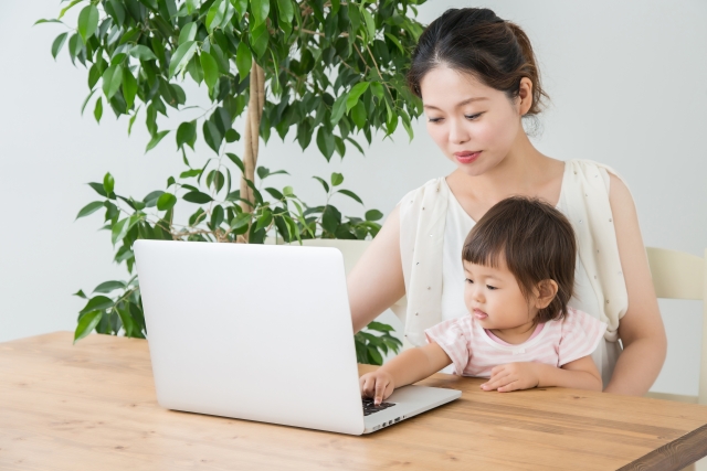 パソコンに向かう母と子