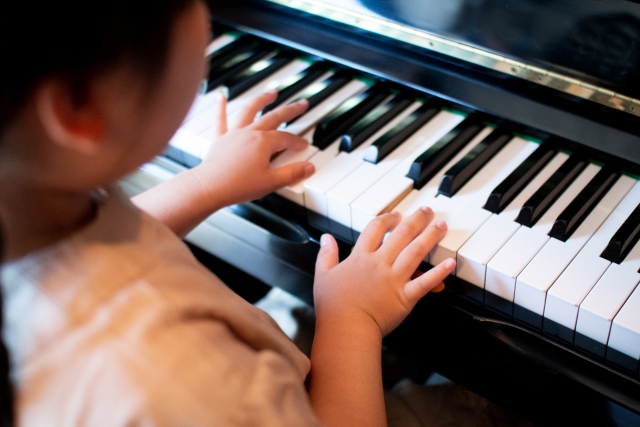 ピアノを弾く子ども