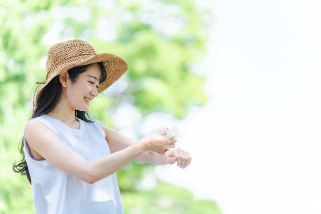 暑さ対策をする女性