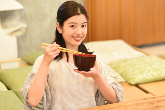 女性 料理