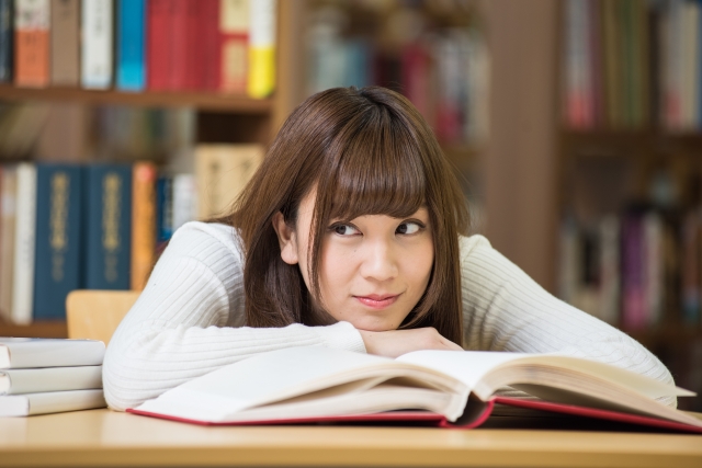 考える女性