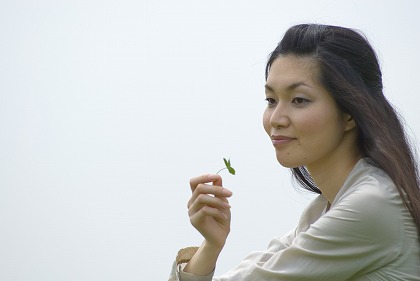 考える女性